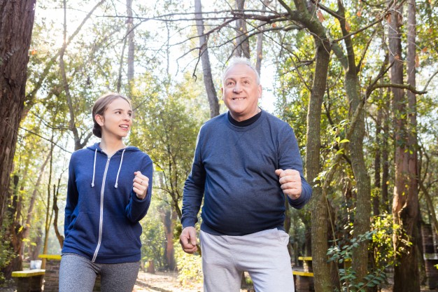abuelo nieta haciendo ejercicio 1 10 consejos para caminar mejor