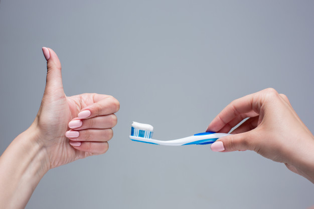 cepillo dientes manos mujer 6 consejos para prevenir y mejorar los dolores de espalda