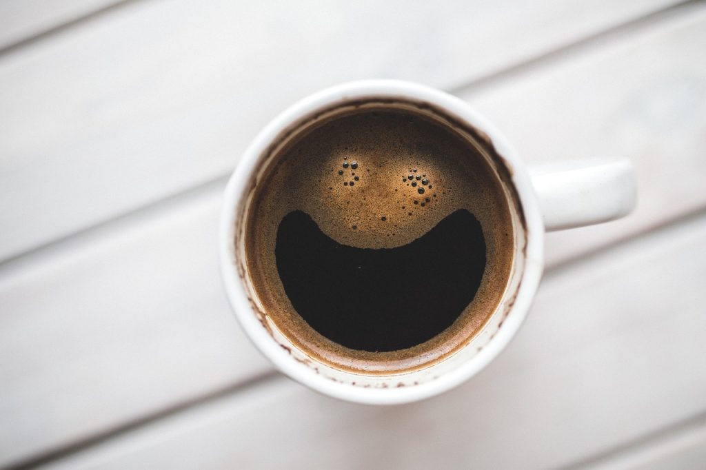 cafe sonriente Asocian tomar café con vivir más años